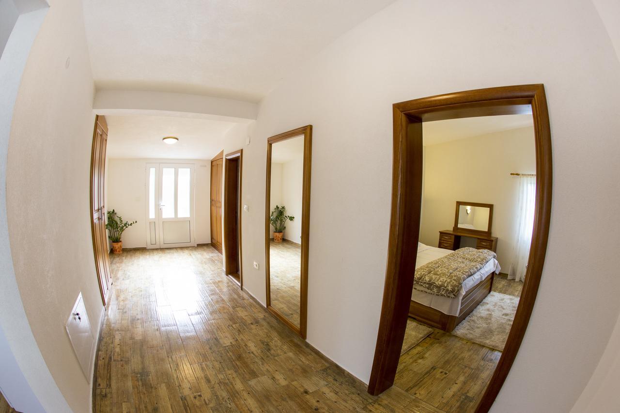 Lux Apartments Fabris Kotor Bagian luar foto